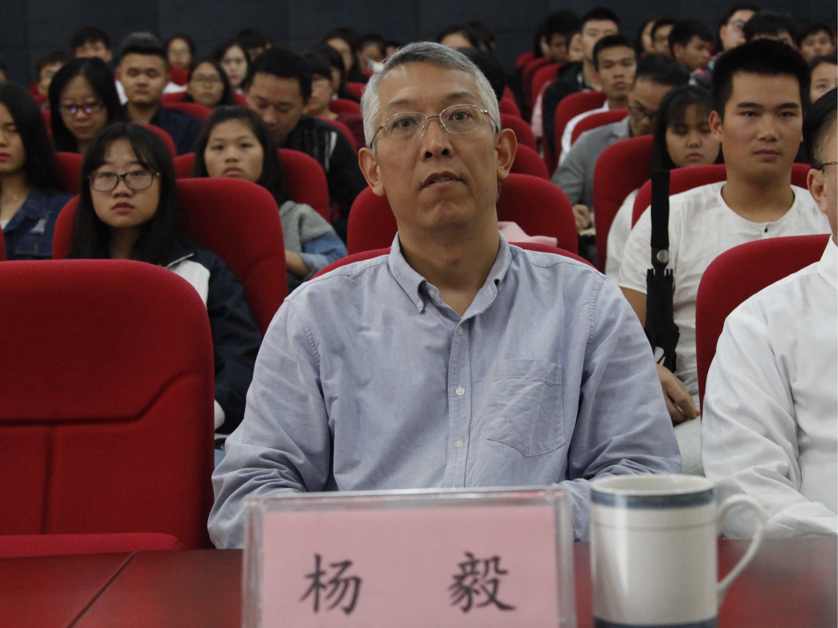 校党委书记朱伟才,副校长杨毅与来自各二级学院的170名师生一同聆听了